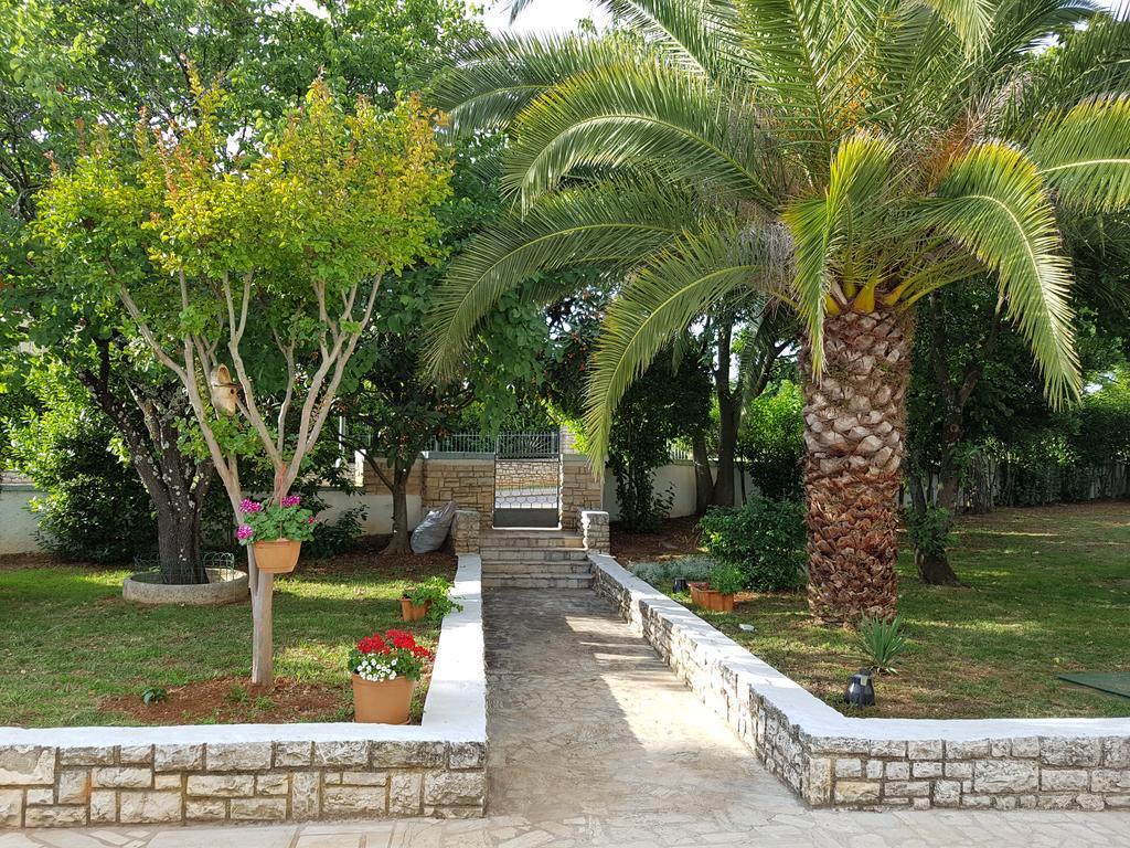 Villa Rosa With Yard And Children'S Playground Tar-Vabriga Exterior foto