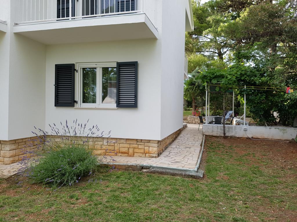 Villa Rosa With Yard And Children'S Playground Tar-Vabriga Exterior foto